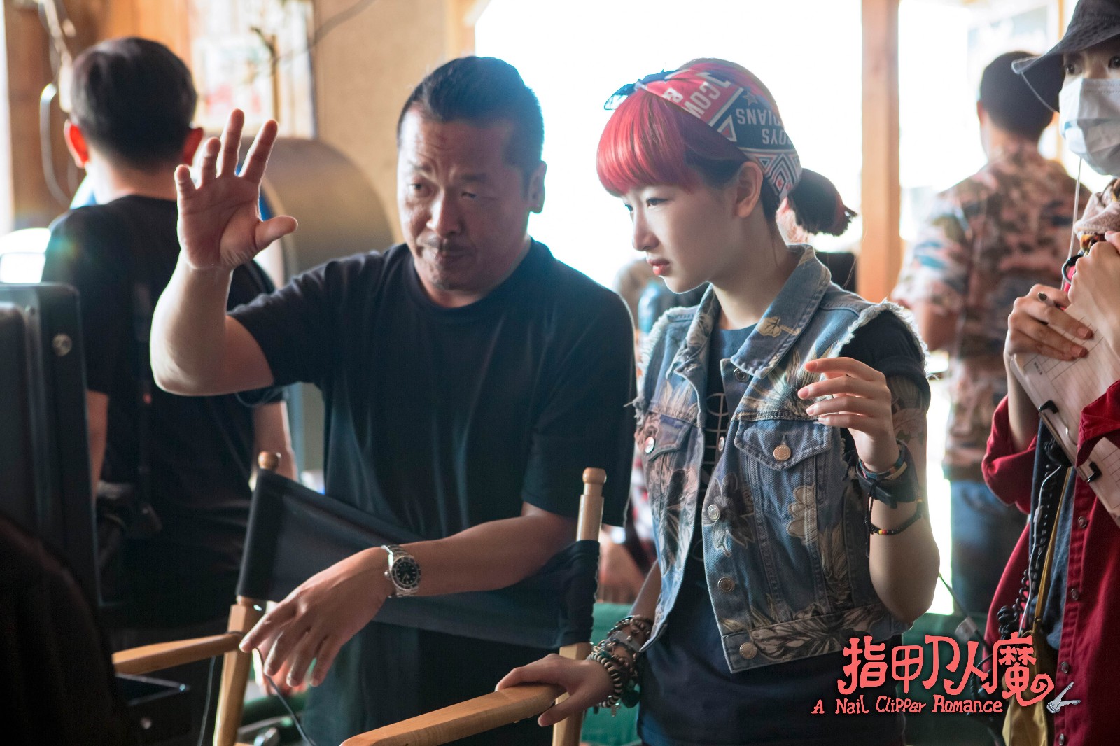 1497258539777091.jpg 周冬雨和導(dǎo)演關(guān)智耀.jpg