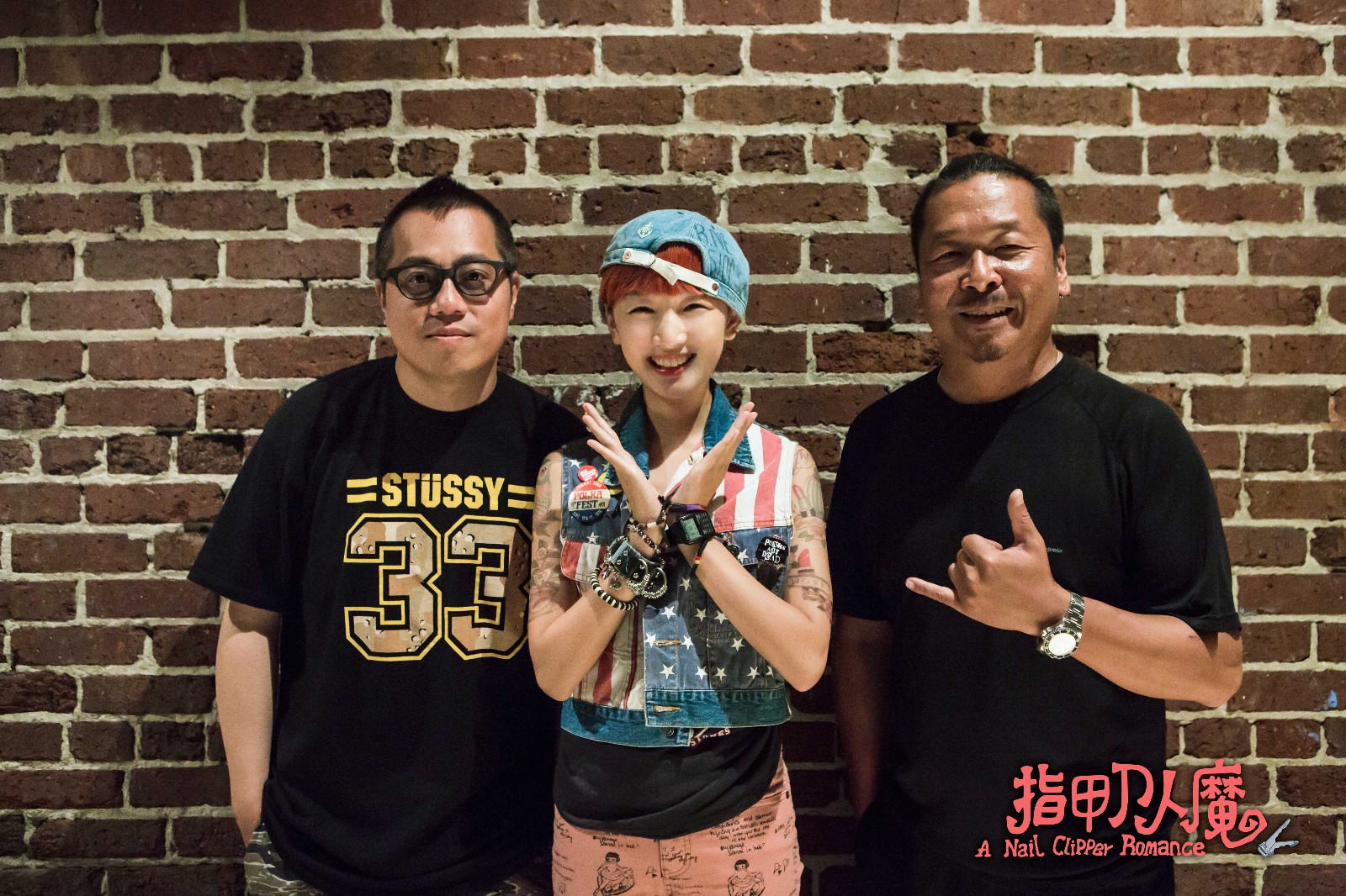 1497258598471621.jpg 周冬雨和監(jiān)制導(dǎo)演的合影 搞怪調(diào)皮.jpg